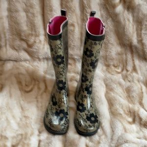 Rain boots with flower design